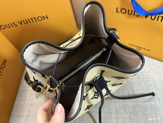 MM NÉONOÉ VUITTON LOUIS 0810